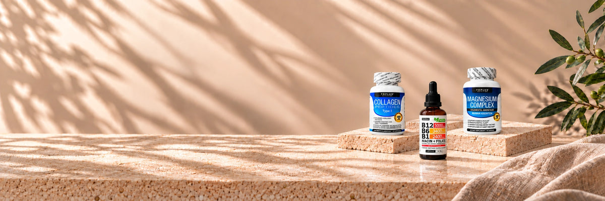 Collagen Peptides y Magnesium Complex en plataformas beige; vitamina B12 apoyada directamente en la mesa con sombra natural.